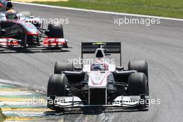 07.11.2010 Sao Paulo, Brazil,  Kamui Kobayashi (JAP), BMW Sauber F1 Team leads Lewis Hamilton (GBR), McLaren Mercedes - Formula 1 World Championship, Rd 18, Brazilian Grand Prix, Sunday Race