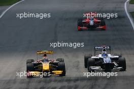 13.06.2010 Montreal, Canada,  Vitaly Petrov (RUS), Renault F1 Team and Rubens Barrichello (BRA), Williams F1 Team  - Formula 1 World Championship, Rd 8, Canadian Grand Prix, Sunday Race