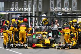 13.06.2010 Montreal, Canada,  Robert Kubica (POL), Renault F1 Team pit stop - Formula 1 World Championship, Rd 8, Canadian Grand Prix, Sunday Race