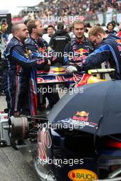 18.04.2010 Shanghai, China,  The rear of Mark Webber (AUS), Red Bull Racing, RB6, os hidden by mechanics  - Formula 1 World Championship, Rd 4, Chinese Grand Prix, Sunday Pre-Race Grid