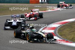 18.04.2010 Shanghai, China,  Heikki Kovalainen (FIN), Lotus F1 Team, T127 leads Rubens Barrichello (BRA), Williams F1 Team, FW32 - Formula 1 World Championship, Rd 4, Chinese Grand Prix, Sunday Race