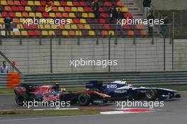 18.04.2010 Shanghai, China,  Jaime Alguersuari (ESP), Scuderia Toro Rosso and Nico Hulkenberg (GER), Williams F1 Team - Formula 1 World Championship, Rd 4, Chinese Grand Prix, Sunday Race