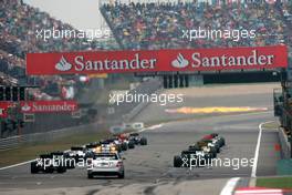 18.04.2010 Shanghai, China,  Race start - Formula 1 World Championship, Rd 4, Chinese Grand Prix, Sunday Race