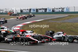 18.04.2010 Shanghai, China,  Karun Chandhok (IND), Hispania Racing F1 Team HRT, Lewis Hamilton (GBR), McLaren Mercedes, Michael Schumacher (GER), Mercedes GP Petronas - Formula 1 World Championship, Rd 4, Chinese Grand Prix, Sunday Race