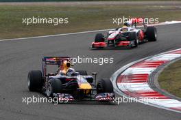 18.04.2010 Shanghai, China,  Sebastian Vettel (GER), Red Bull Racing, RB6 leads Lewis Hamilton (GBR), McLaren Mercedes, MP4-25 - Formula 1 World Championship, Rd 4, Chinese Grand Prix, Sunday Race