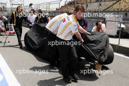 17.04.2010 Shanghai, China,  The damaged car of Vitaly Petrov (RUS), Renault F1 Team is returned to the pits - Formula 1 World Championship, Rd 4, Chinese Grand Prix, Saturday Practice
