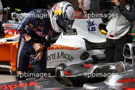 17.04.2010 Shanghai, China,  Sebastian Vettel (GER), Red Bull Racing gets pole position and has a close look at the car of Jenson Button (GBR), McLaren Mercedes, MP4-25  - Formula 1 World Championship, Rd 4, Chinese Grand Prix, Saturday Qualifying