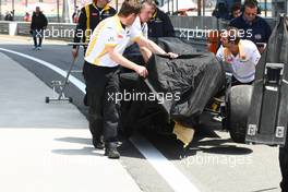 17.04.2010 Shanghai, China,  the car of Vitaly Petrov (RUS), Renault F1 Team is pushed back to the pits - Formula 1 World Championship, Rd 4, Chinese Grand Prix, Saturday