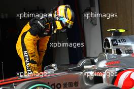 17.04.2010 Shanghai, China,  Robert Kubica (POL), Renault F1 Team takes a look at the McLaren - Formula 1 World Championship, Rd 4, Chinese Grand P - Formula 1 World Championship, Rd 4, Chinese Grand Prix, Saturday Qualifying