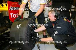 07.05.2010 Barcelona, Spain,  Renault Mechanic - Formula 1 World Championship, Rd 5, Spanish Grand Prix, Friday Practice