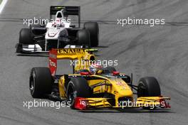 09.05.2010 Barcelona, Spain,  Vitaly Petrov (RUS), Renault F1 Team, R30 leads Kamui Kobayashi (JAP), BMW Sauber F1 Team, C29 - Formula 1 World Championship, Rd 5, Spanish Grand Prix, Sunday Race