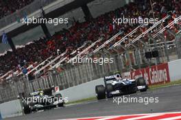 09.05.2010 Barcelona, Spain,  Nico Hulkenberg (GER), Williams F1 Team leads Nico Rosberg (GER), Mercedes GP Petronas - Formula 1 World Championship, Rd 5, Spanish Grand Prix, Sunday Race