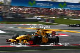 09.05.2010 Barcelona, Spain,  Robert Kubica (POL), Renault F1 Team, R30 - Formula 1 World Championship, Rd 5, Spanish Grand Prix, Sunday Race