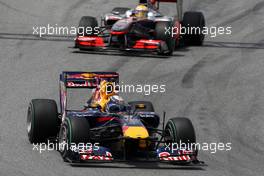 09.05.2010 Barcelona, Spain,  Sebastian Vettel (GER), Red Bull Racing, RB6 leads Lewis Hamilton (GBR), McLaren Mercedes, MP4-25 - Formula 1 World Championship, Rd 5, Spanish Grand Prix, Sunday Race