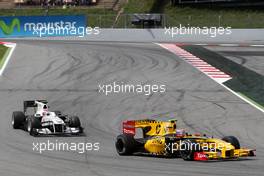 09.05.2010 Barcelona, Spain,  Vitaly Petrov (RUS), Renault F1 Team, R30 leads Kamui Kobayashi (JAP), BMW Sauber F1 Team, C29 - Formula 1 World Championship, Rd 5, Spanish Grand Prix, Sunday Race