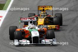 09.05.2010 Barcelona, Spain,  Adrian Sutil (GER), Force India F1 Team, VJM-02 leads Robert Kubica (POL), Renault F1 Team, R30 - Formula 1 World Championship, Rd 5, Spanish Grand Prix, Sunday Race
