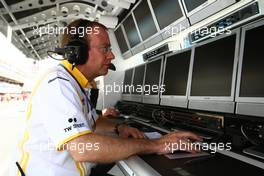 08.05.2010 Barcelona, Spain,  Renault Engineer - Formula 1 World Championship, Rd 5, Spanish Grand Prix, Saturday Practice