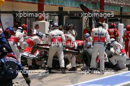 27.06.2010 Valencia, Spain,  Lewis Hamilton (GBR), McLaren Mercedes gets a new front wing during the pit stop - Formula 1 World Championship, Rd 9, European Grand Prix, Sunday Race