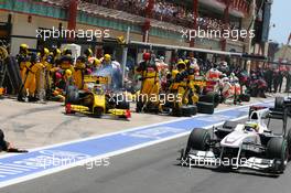 27.06.2010 Valencia, Spain,  Robert Kubica (POL), Renault F1 Team pit stop - Formula 1 World Championship, Rd 9, European Grand Prix, Sunday Race
