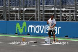 24.06.2010 Valencia, Spain,  painting the grid positions - Formula 1 World Championship, Rd 9, European Grand Prix, Thursday