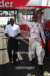 11.07.2010 Silverstone, England,  Anthony Hamilton (GBR), Father of Lewis Hamilton and Lewis Hamilton (GBR), McLaren Mercedes - Formula 1 World Championship, Rd 10, British Grand Prix, Sunday Pre-Race Grid