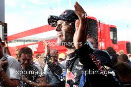 11.07.2010 Silverstone, England,  Red Bull team celebrate Mark Webbers win, Mark Webber (AUS), Red Bull Racing  - Formula 1 World Championship, Rd 10, British Grand Prix, Sunday Podium