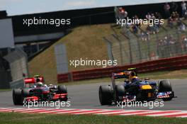 11.07.2010 Silverstone, England,  Mark Webber (AUS), Red Bull Racing leads Lewis Hamilton (GBR), McLaren Mercedes - Formula 1 World Championship, Rd 10, British Grand Prix, Sunday Race