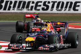 11.07.2010 Silverstone, England,  Mark Webber (AUS), Red Bull Racing, RB6 leads Lewis Hamilton (GBR), McLaren Mercedes - Formula 1 World Championship, Rd 10, British Grand Prix, Sunday Race