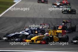 25.07.2010 Hockenheim, Germany,  Rubens Barrichello (BRA), Williams F1 Team and Vitaly Petrov (RUS), Renault F1 Team - Formula 1 World Championship, Rd 11, German Grand Prix, Sunday Race