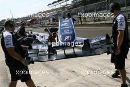 30.07.2010 Budapest, Hungary,  Williams F1 Team mechanics with the front wing - Formula 1 World Championship, Rd 12, Hungarian Grand Prix, Friday Practice