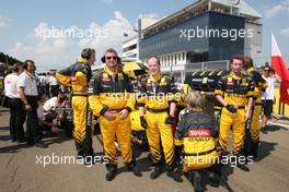 01.08.2010 Budapest, Hungary,  the rear of the Renault is covered by mechanics - Formula 1 World Championship, Rd 12, Hungarian Grand Prix, Sunday Pre-Race Grid