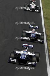01.08.2010 Budapest, Hungary,  Rubens Barrichello (BRA), Williams F1 Team, FW32 leads Nico Hulkenbrg (GER), Williams F1 Team - Formula 1 World Championship, Rd 12, Hungarian Grand Prix, Sunday Race