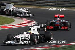 01.08.2010 Budapest, Hungary,  Pedro de la Rosa (ESP), BMW Sauber F1 Team leads Jenson Button (GBR), McLaren Mercedes, MP4-25 - Formula 1 World Championship, Rd 12, Hungarian Grand Prix, Sunday Race