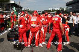 12.09.2010 Monza, Italy,  Ferrari mechanics on the grid - Formula 1 World Championship, Rd 14, Italian Grand Prix, Sunday Pre-Race Grid