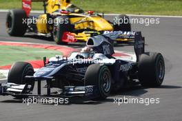 12.09.2010 Monza, Italy,  Nico Hulkenberg (GER), Williams F1 Team, FW32 leads Robert Kubica (POL), Renault F1 Team - Formula 1 World Championship, Rd 14, Italian Grand Prix, Sunday Race