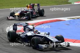 12.09.2010 Monza, Italy,  Nico Hulkenberg (GER), Williams F1 Team leads Mark Webber (AUS), Red Bull Racing - Formula 1 World Championship, Rd 14, Italian Grand Prix, Sunday Race