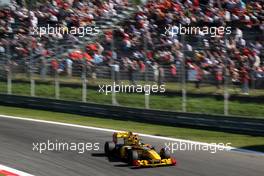 11.09.2010 Monza, Italy,  Robert Kubica (POL), Renault F1 Team  - Formula 1 World Championship, Rd 14, Italian Grand Prix, Saturday Practice