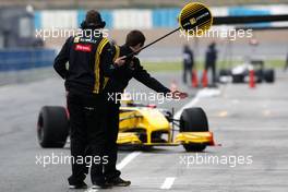 12.02.2010 Jerez, Spain,  Renault mechanics wait for Vitaly Petrov (RUS), Renault F1 Team - Formula 1 Testing, Jerez, Spain