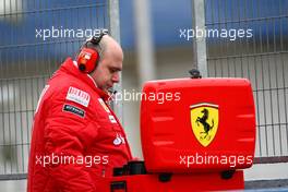 13.02.2010 Jerez, Spain,  Ferrari mechanic - Formula 1 Testing, Jerez, Spain
