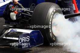 20.02.2010 Jerez, Spain,  The team spray the car after Nico Hulkenberg (GER), Williams F1 Team, FW32, stops on circuit - Formula 1 Testing, Jerez, Spain