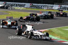 10.10.2010 Suzuka, Japan,  Nico Hulkenberg (GER), Williams F1 Team, leads Adrian Sutil (GER), Force India F1 Team  - Formula 1 World Championship, Rd 16, Japanese Grand Prix, Sunday Race