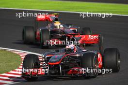 10.10.2010 Suzuka, Japan,  Jenson Button (GBR), McLaren Mercedes leads Lewis Hamilton (GBR), McLaren Mercedes - Formula 1 World Championship, Rd 16, Japanese Grand Prix, Sunday Race