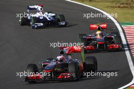 10.10.2010 Suzuka, Japan,  Jenson Button (GBR), McLaren Mercedes leads Lewis Hamilton (GBR), McLaren Mercedes - Formula 1 World Championship, Rd 16, Japanese Grand Prix, Sunday Race