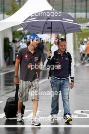 09.10.2010 Suzuka, Japan,  Bruno Senna (BRA), Hispania Racing F1 Team, HRT, Rubens Barrichello (BRA), Williams F1 Team - Formula 1 World Championship, Rd 16, Japanese Grand Prix, Saturday