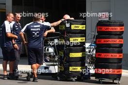 07.10.2010 Suzuka, Japan,  Williams F1 Team mechanics - Formula 1 World Championship, Rd 16, Japanese Grand Prix, Thursday