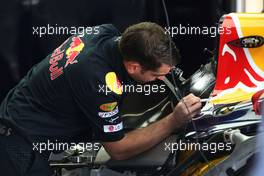 07.10.2010 Suzuka, Japan,  Red Bull Racing mechanic - Formula 1 World Championship, Rd 16, Japanese Grand Prix, Thursday