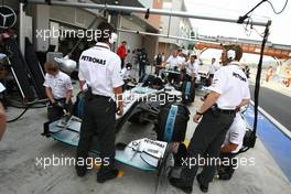 22.10.2010 Yeongam, Korea,  The Mercedes team pull the cars into the pit lane to tighten their wheel nuts - Formula 1 World Championship, Rd 17, Korean Grand Prix, Friday Practice