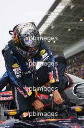 24.10.2010 Yeongam, Korea,  Sebastian Vettel (GER), Red Bull Racing put on his boot protectors - Formula 1 World Championship, Rd 17, Korean Grand Prix, Sunday Pre-Race Grid