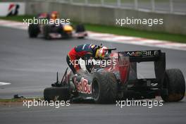 24.10.2010 Yeongam, Korea,  Jaime Alguersuari (ESP), Scuderia Toro Rosso, accident, crash - Formula 1 World Championship, Rd 17, Korean Grand Prix, Sunday Race