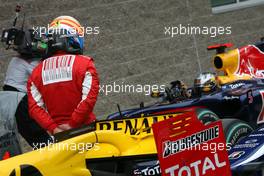 23.10.2010 Yeongam, Korea,  Fernando Alonso (ESP), Scuderia Ferrari has a look on the other car - Formula 1 World Championship, Rd 17, Korean Grand Prix, Saturday Qualifying